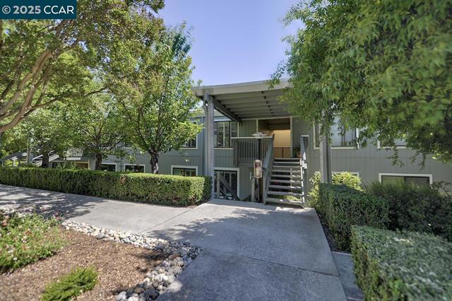 1224 Singingwood Ct, Walnut Creek CA: https://media.crmls.org/mediaz/6a762528-5b6b-4aa6-b5f4-fd2b8f365337.jpg