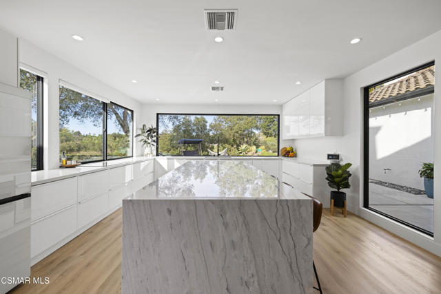 911 Vivian Circle, Newbury Park CA: https://media.crmls.org/mediaz/6a76491c-c6c1-4ce3-83c7-a792533147c1.jpg