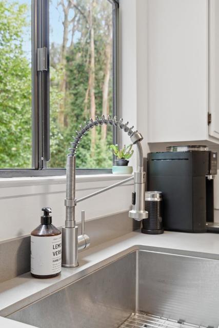 2343 Arrowhead Drive, Oakland CA: https://media.crmls.org/mediaz/6a766841-c9d7-4dc4-b80f-502a2be08098.jpg