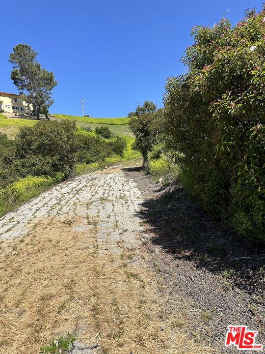 4620 Via Vienta, Malibu CA: https://media.crmls.org/mediaz/6a76ffd4-6eef-4065-952a-2e4a32b4a656.jpg
