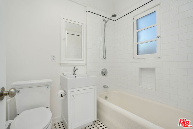 135 N Orange Drive, Los Angeles CA: https://media.crmls.org/mediaz/6a77c5b9-092c-4289-938c-3193320c4fd3.jpg