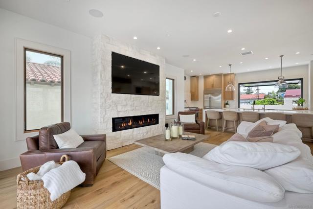 440 Pomona Avenue, Coronado CA: https://media.crmls.org/mediaz/6a79891a-354f-4575-a79f-427a12f14297.jpg