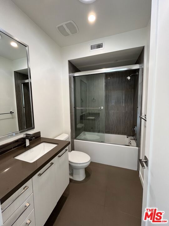 14822 Magnolia Boulevard, Sherman Oaks CA: https://media.crmls.org/mediaz/6a7a25a5-9ac9-419a-8e4d-c5eeac930a51.jpg