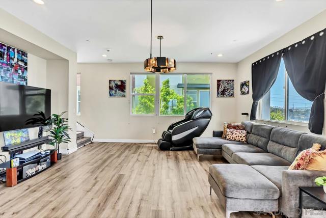 722 Anchor Ct, Chula Vista CA: https://media.crmls.org/mediaz/6a7ab2b9-e79f-4340-9fbb-19dafbef8da7.jpg