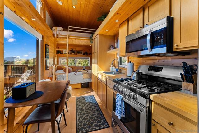 9586 Alto Dr, La Mesa CA: https://media.crmls.org/mediaz/6a7d0741-01c2-4bbd-aef0-8737914656c7.jpg