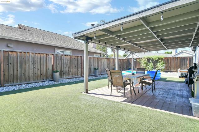 3061 Browning Ct, Brentwood CA: https://media.crmls.org/mediaz/6a7d42cf-6332-4b07-a78c-224f2cdfa48a.jpg