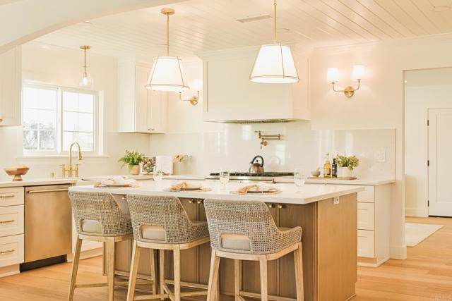 Detail Gallery Image 11 of 63 For 1045 Tarento Dr, San Diego,  CA 92107 - 4 Beds | 4 Baths