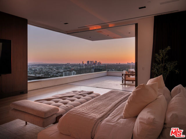 1305 Collingwood Place, Los Angeles CA: https://media.crmls.org/mediaz/6a80ff99-4526-4d9f-958f-046122e9f967.jpg