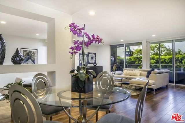 723 Palisades Beach Road, Santa Monica CA: https://media.crmls.org/mediaz/6a822191-9cc0-4c60-922f-3d65e8a11f95.jpg