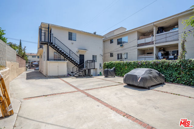 2963 San Marino Street, Los Angeles CA: https://media.crmls.org/mediaz/6a824069-2642-4279-a2ca-e1df0116de36.jpg