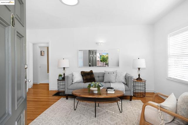 3008 Deakin St, Berkeley CA: https://media.crmls.org/mediaz/6a82fa60-b711-4759-a7dd-c25722662506.jpg