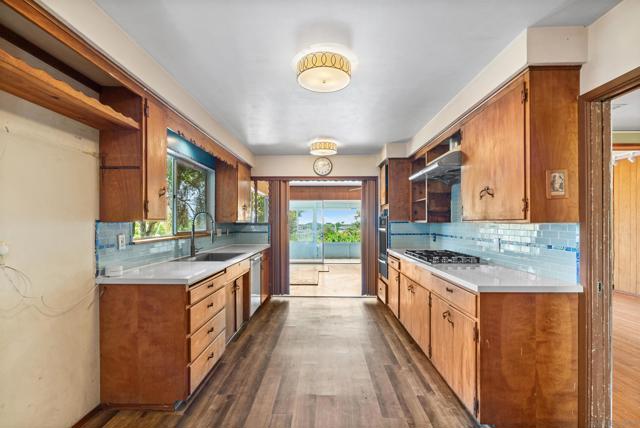 719 Marsolan Ave, Solana Beach CA: https://media.crmls.org/mediaz/6a83a0bb-bfe6-4f0a-9d84-561af0ff706a.jpg