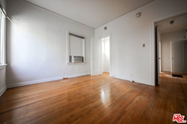 224 S Gale Drive, Beverly Hills CA: https://media.crmls.org/mediaz/6a845b49-53be-4f28-842b-d7fdcca084d7.jpg