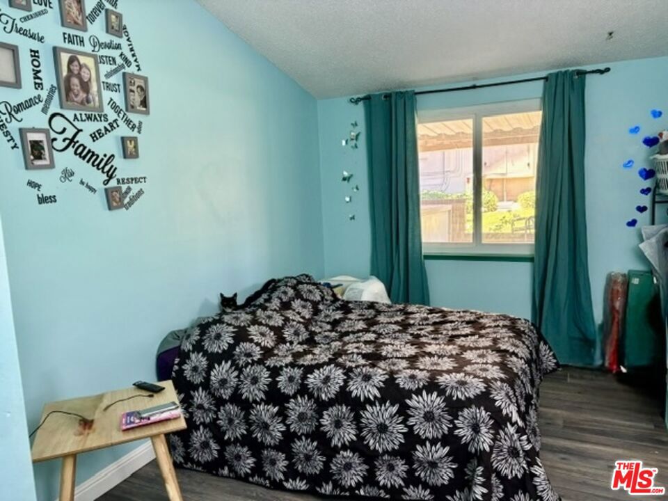 https://media.crmls.org/mediaz/6a848301-d137-4b12-b9dc-7a6ee403f8f9.jpg?preset=X-Large