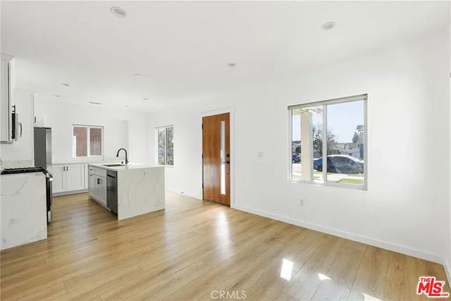 935 E Fairview Boulevard, Inglewood CA: https://media.crmls.org/mediaz/6a84fa53-b7f3-4429-a47d-873745849dd7.jpg