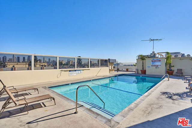 421 S La Fayette Park Place, Los Angeles CA: https://media.crmls.org/mediaz/6a855039-04b1-4d85-8aea-c3e470ef1f3c.jpg