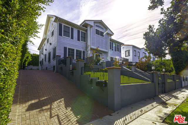 950 S Longwood Avenue, Los Angeles CA: https://media.crmls.org/mediaz/6a87eba1-4218-4ac9-80c3-aaff63517fa1.jpg