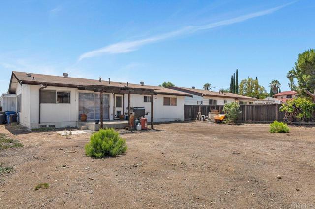 13442 Mountainside Drive, Poway CA: https://media.crmls.org/mediaz/6a87f2a2-da11-4dee-a8b0-cd747eaed17e.jpg