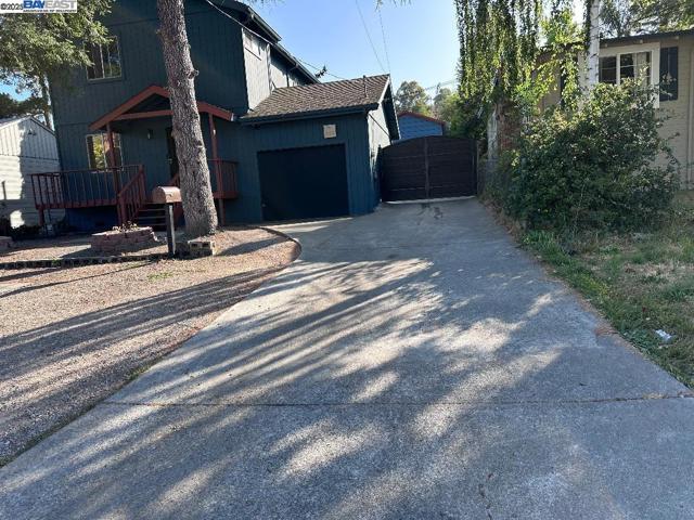 8065 earl st, Oakland CA: https://media.crmls.org/mediaz/6a88900d-8dfe-443d-b64b-615524e6f6b6.jpg