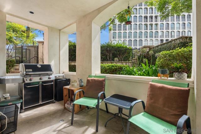 1040 Genter St, La Jolla CA: https://media.crmls.org/mediaz/6a88e3a8-b357-4d9d-a01f-eb783b661f08.jpg