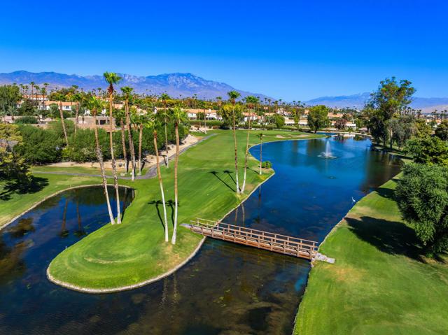 357 Desert Falls E Drive, Palm Desert CA: https://media.crmls.org/mediaz/6a898484-4826-4ae9-beb0-009f2dbfd0bd.jpg