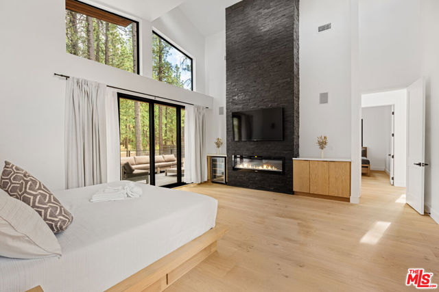 42421 Evergreen Drive, Big Bear CA: https://media.crmls.org/mediaz/6a89c4a9-c8b4-4e76-9dde-f8deadd33008.jpg