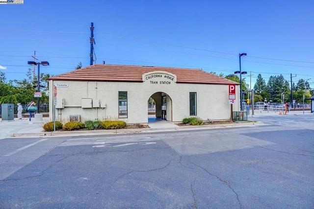 2561 Park Boulevard, Palo Alto CA: https://media.crmls.org/mediaz/6a8a550f-8ca5-4dd3-b684-5e2c7ee27b11.jpg
