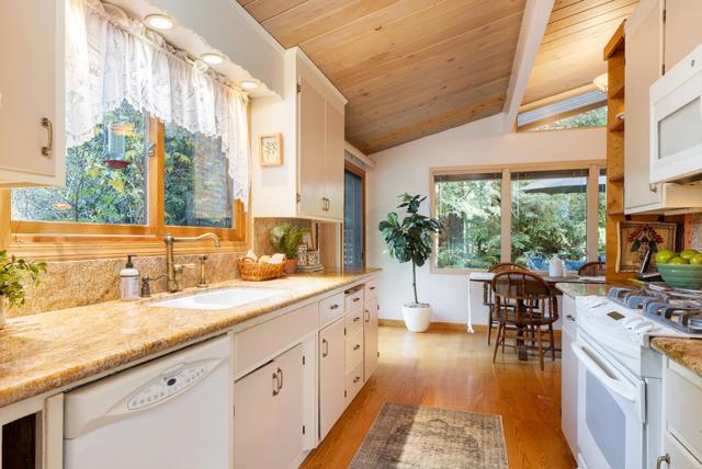 951 Jenny Way, Felton CA: https://media.crmls.org/mediaz/6a8af092-107b-48af-9576-76178042a418.jpg