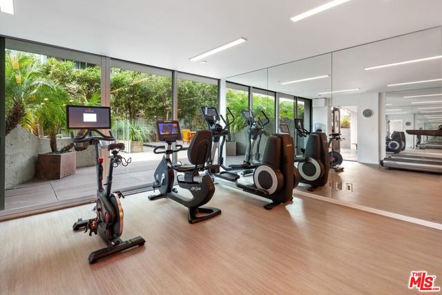 535 OCEAN Avenue, Santa Monica CA: https://media.crmls.org/mediaz/6a8d40a5-acce-4ac8-beda-50a5985dc243.jpg