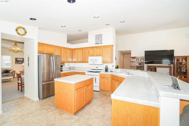 5402 Navajo Ct, Antioch CA: https://media.crmls.org/mediaz/6a8dc7f4-a30c-496e-9797-654c7095509f.jpg