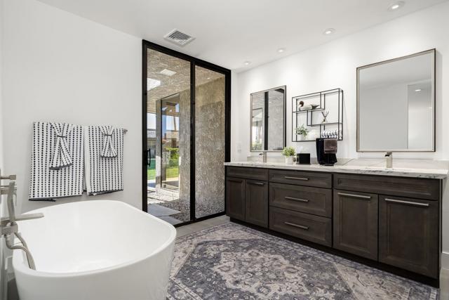 6 Amherst Court, Rancho Mirage CA: https://media.crmls.org/mediaz/6a8dd14b-2d9a-401e-98a4-5c4f649de651.jpg