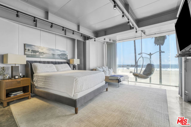 2911 Ocean Front Walk, Venice CA: https://media.crmls.org/mediaz/6a8ddc42-6f99-448b-b6ea-7bafb32c44f0.jpg