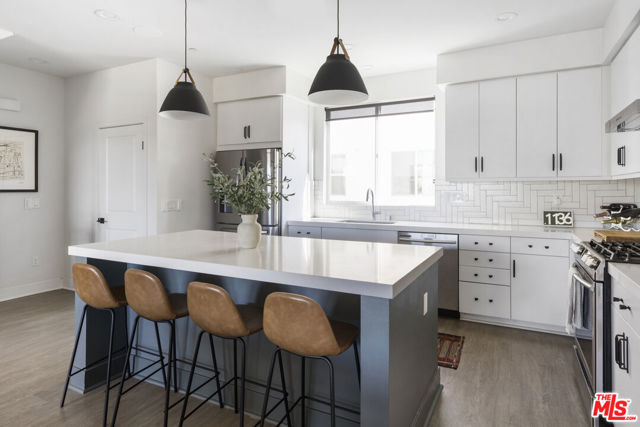 1417 N Lincoln Lane, Los Angeles CA: https://media.crmls.org/mediaz/6a8e302e-e927-49a1-9895-004f4d7335c9.jpg
