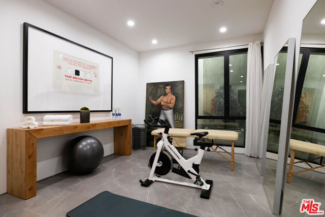 633 N Crescent Heights Boulevard, Los Angeles CA: https://media.crmls.org/mediaz/6a8eadb6-4fe1-4e8d-8703-7a9e85f2bf43.jpg