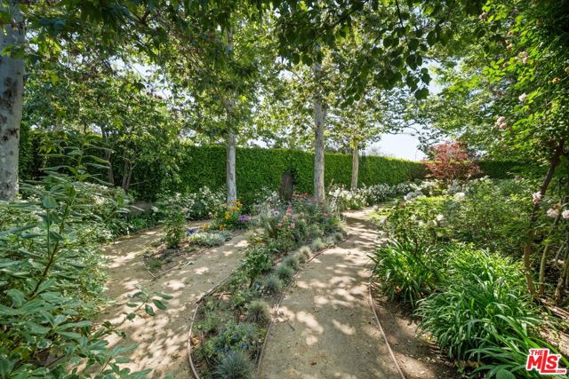 143 S Muirfield Road, Los Angeles CA: https://media.crmls.org/mediaz/6a8fe5f6-3993-471e-859e-8268e7b787b6.jpg
