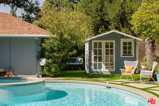 3856 Hayvenhurst Avenue, Encino CA: https://media.crmls.org/mediaz/6a8fea34-83f6-4dcc-800c-7a59b0195ad9.jpg
