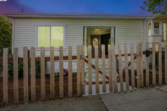 2211 24Th Ave, Oakland CA: https://media.crmls.org/mediaz/6a913961-a512-4d2b-83ea-dddcb9e04702.jpg