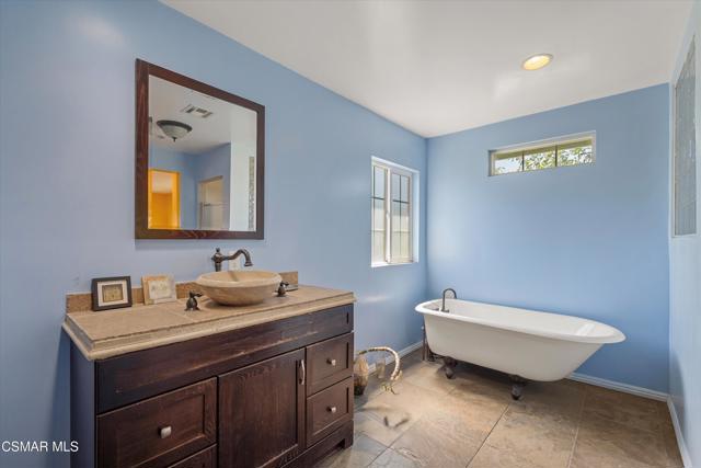 11138 Collett Avenue, Granada Hills CA: https://media.crmls.org/mediaz/6a9173e4-8ff9-4cb9-9417-680ca245b8a8.jpg