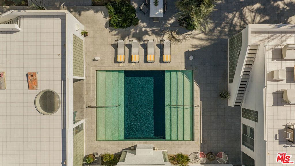 https://media.crmls.org/mediaz/6a918db6-b4e5-4b93-9880-a564db3d7e4a.jpg?preset=X-Large