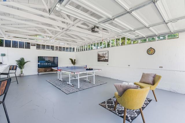 3914 Laguna Ave, Oakland CA: https://media.crmls.org/mediaz/6a9197b1-5267-4ef4-a527-f95cc4cc6d1a.jpg