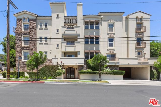4202 Whitsett Avenue, Studio City CA: https://media.crmls.org/mediaz/6a9221e2-42e0-4751-8802-4e946d8470ce.jpg