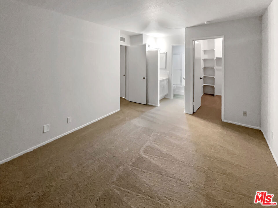 https://media.crmls.org/mediaz/6a941fe0-4014-4a93-82e9-c7c10a5edf48.jpg?preset=X-Large
