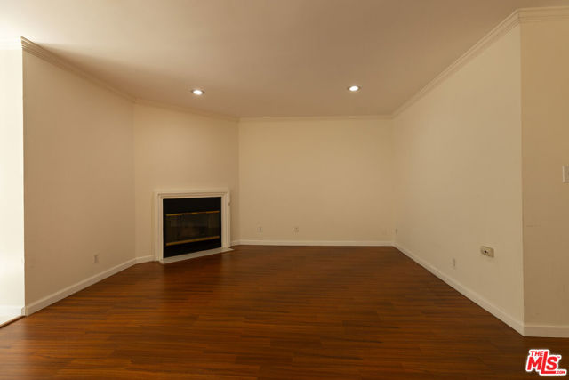 1233 BARRY Avenue, Los Angeles CA: https://media.crmls.org/mediaz/6a9598a9-5092-4bdf-bc8c-4a671dc325fd.jpg