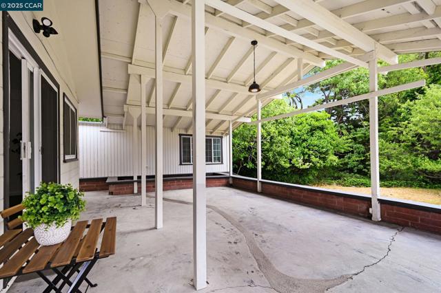 2326 Estrella Ct, Pinole CA: https://media.crmls.org/mediaz/6a963f66-83c5-4081-a34a-edb471fb7d6f.jpg