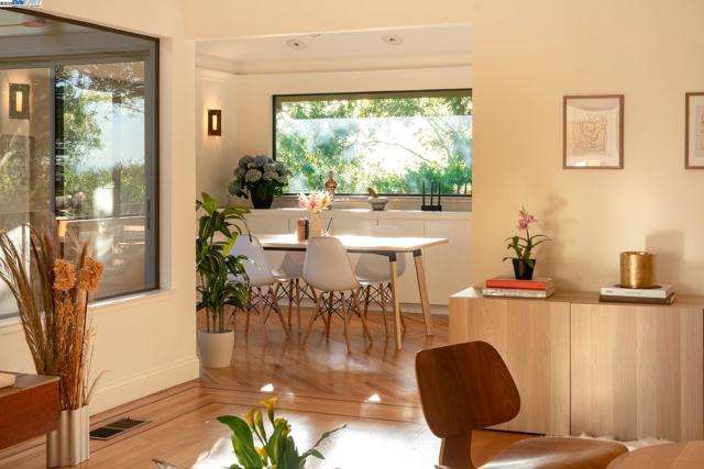 351 El Toyonal, Orinda CA: https://media.crmls.org/mediaz/6a96f080-d22b-4fa7-a82f-afd66795b1ff.jpg