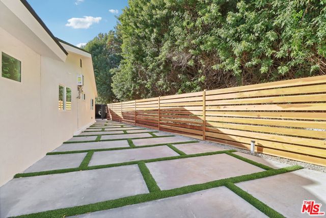 4656 Greenbush Avenue, Sherman Oaks CA: https://media.crmls.org/mediaz/6a974bc6-2c29-4580-bff3-f81840bf8d9f.jpg