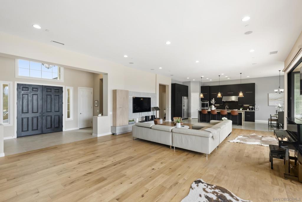 MLS #250032415SD img 12