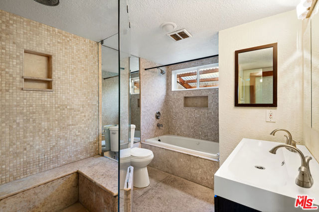 667 Santa Clara Avenue, Venice CA: https://media.crmls.org/mediaz/6a989b20-b3ef-4eec-9f52-867a87f0c5dc.jpg