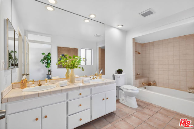 15167 Magnolia Boulevard, E photo 23