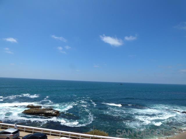 939 Coast Blvd, La Jolla CA: https://media.crmls.org/mediaz/6a995e5c-1288-4859-b25e-fb730423f1e9.jpg